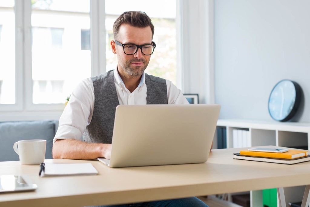 homem sendo produtivo no home office