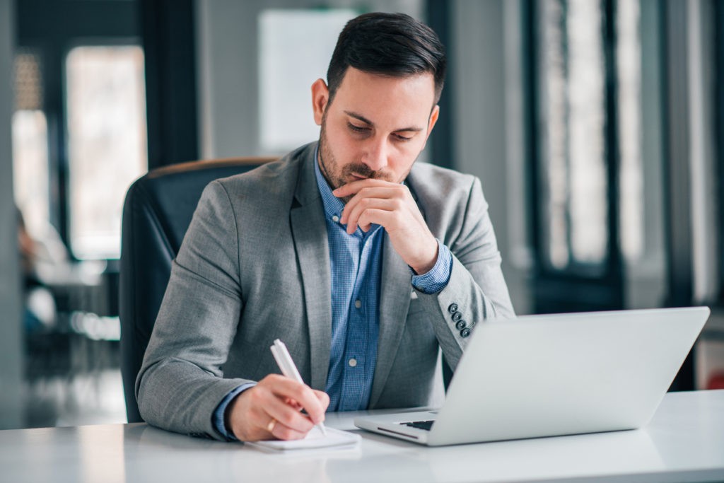 advogado acessando controle financeiro